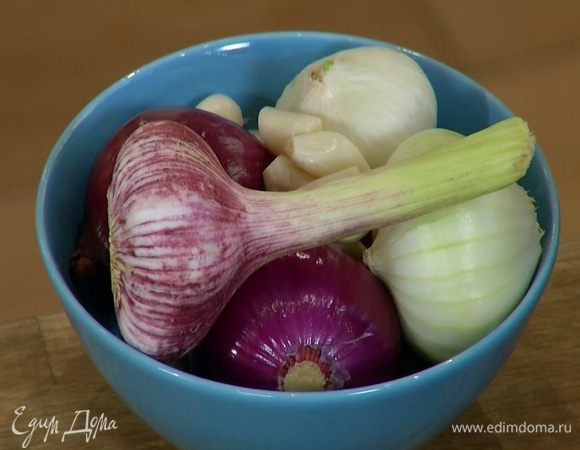 Чеснок почистить и разобрать на зубчики.