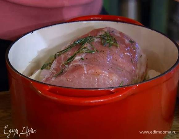 В тяжелый жаропрочный сотейник выложить картофель, сельдерей, фенхель и цикорий, влить 1/2 стакана воды, белое вино, посолить и поперчить, сбрызнуть все оливковым маслом, сверху разложить шалот и чеснок, на овощи поместить свинину.