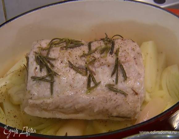 Накрыть сотейник крышкой и готовить на медленном огне чуть больше часа, доливая, если понадобится, вино и воду.