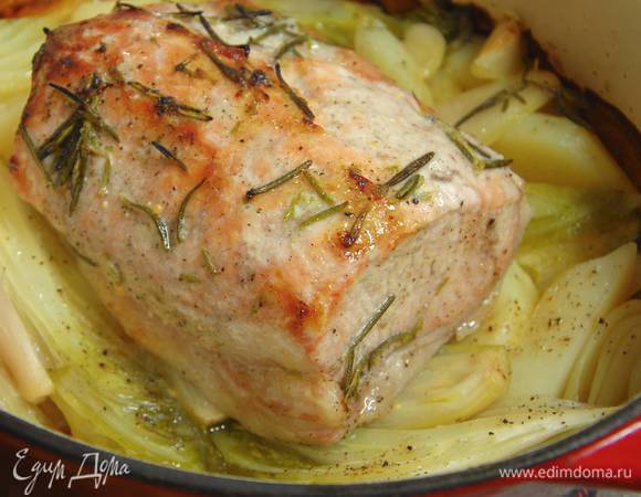 Порошок горчицы перемешать с медом, обмазать мясо и, не накрывая крышкой, запекать в разогретой духовке 15‒20 минут до готовности.