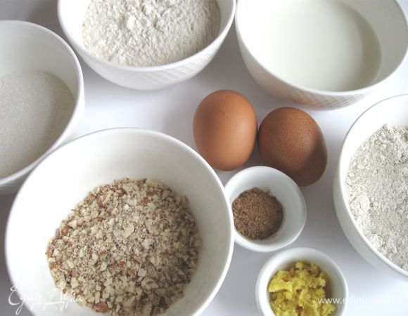 Миндаль мелко порубить. Извлечь семена кардамона непосредственно перед приготовлением (так как аромат кардамона быстро выветривается). Кардамон отлично сочетается с корицей, гвоздикой, мускатным орехом. Истолочь специи в ступке, добавив соль.
