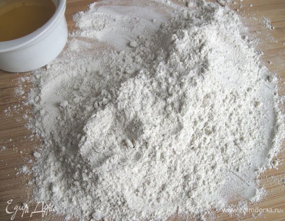 Соединить все сухие ингредиенты (муку манитобу, ржаную обдирную муку, измельченный миндаль, специи). Для того, чтобы мука лучше соединилась с ароматом специй, высыпать все сухие ингредиенты на рабочую поверхность и растереть их между ладоней. 