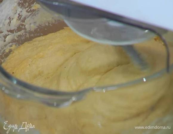 Не выключая комбайна, всыпать ванильный сахар, измельченные стручки ванили, ввести два яйца, влить молоко, затем добавить оставшиеся яйца, 325 г предварительно размягченного сливочного масла и вымешивать тесто 10 минут.
