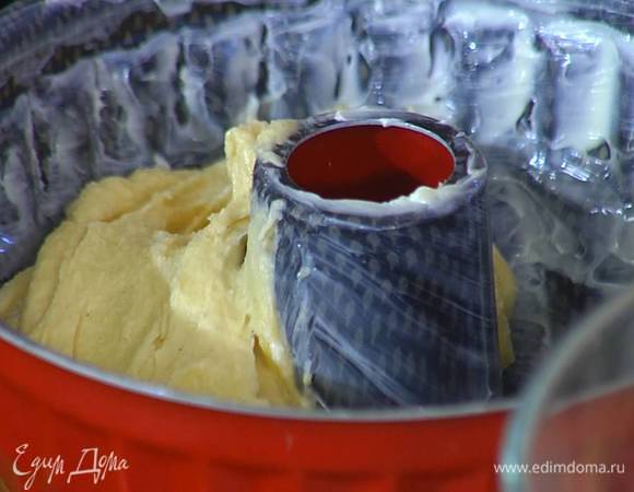 Форму с выемкой посередине смазать оставшимся сливочным маслом и выложить тесто, заполняя форму на 2/3 объема.