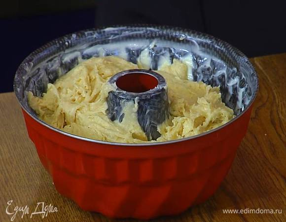 Накрыть форму с тестом полотенцем, смоченным в горячей воде и затем отжатым, и дать отдохнуть в теплом месте без сквозняков 10‒15 минут.