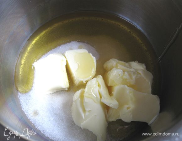 Масло, нарезанное кубиками, нагреть в сотейнике вместе с  мелким сахаром и медом до полного растворения ингредиентов. Чтобы смесь быстрее остыла, я сотейник поместила на время в большую миску с холодной водой, пока она остывала, я ее перемешивала.