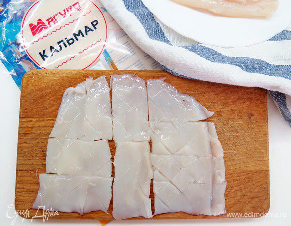 Нарезаем подготовленного кальмара на прямоугольники, размер примерно 2 х 4 см.