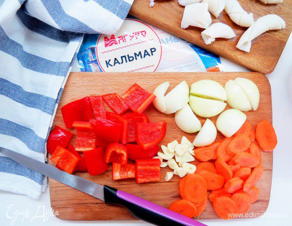 Подготовливаем овощи. Луковицы режем на четвертинки, перец — квадратиками, чеснок и морковь — тонкими пластинами.