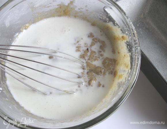 Добавить в смесь слегка теплое молоко.