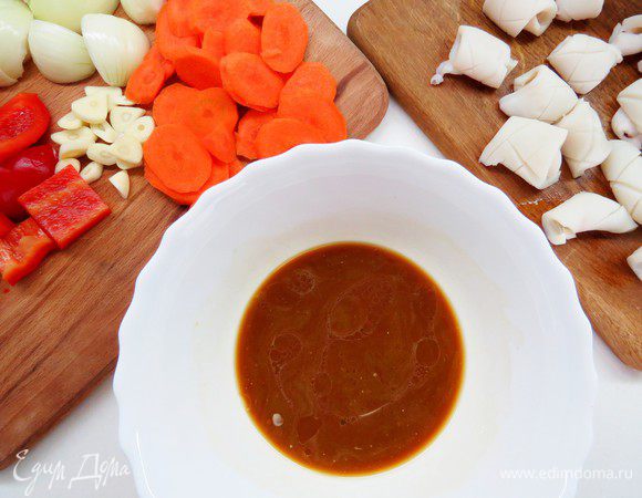 Делаем соус. В миске смешиваем соевый соус, рисовый уксус, херес (в идеале лучше использовать шаосинское кулинарное вино, но если его нет, то можно заменить хересом или просто десертным вином). Затем добавляем сахар и крахмал, перемешиваем до однородности.