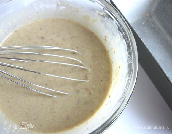 Тщательно перемешать венчиком. Дать тесту постоять при комнатной температуре 10-15 минут.