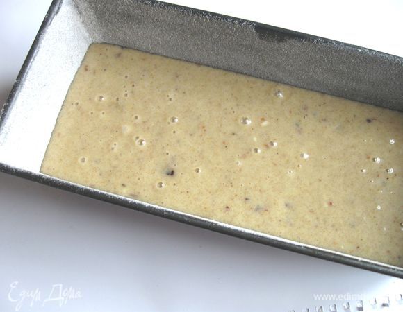 Поместить тесто в форму.