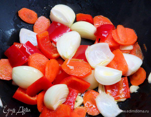 Обжариваем овощи, для этого лучше всего подойдет сковорода-вок. 
Наливаем смесь растительного и кунжутного масел, нагреваем, кладем сразу все овощи и обжариваем, помешивая, 5-7 минут. Приправляем сухим перцем чили по вкусу, можно использовать и свежий перчик чили, тогда его нужно будет предварительно нарезать тонкими полосками. Но мне со свежим слишком остро.
