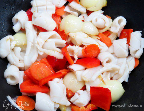 Добавляем к овощам наши кальмаровые шишки, обжариваем 2-3 минуты.