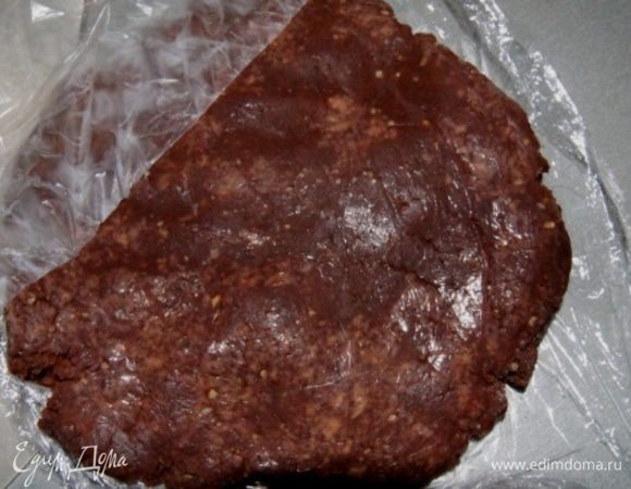 Миксер у меня обычный, если у вас планетарный, то все пройдет быстрее. Тесто завернуть в пленку и убрать в холодильник на 1 час. Как видите, ничего руками месить не нужно, чтобы не нагреть продукты. И никакой воды или молока не добавлять. На этом фото тесто из морозилки (там его можно хранить до 3 недель).