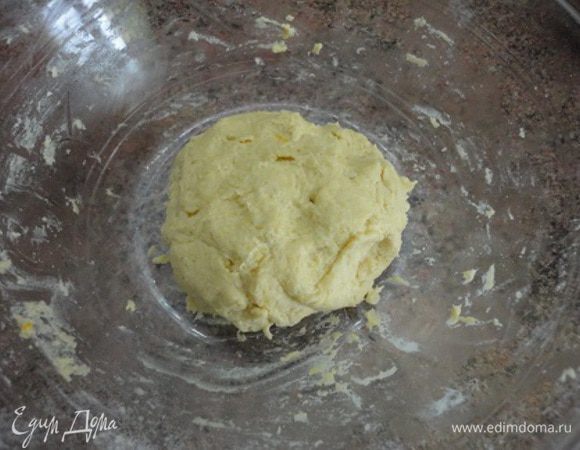 Замесить мягкое песочное тесто из мягкого масла, яйца, цедры одного лимона, соли и муки. Завернуть в пищевую пленку и отправить в холодильник минимум на 30 минут.