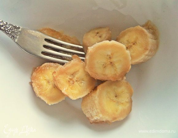 Переспелые бананы 2 шт. размять вилкой.