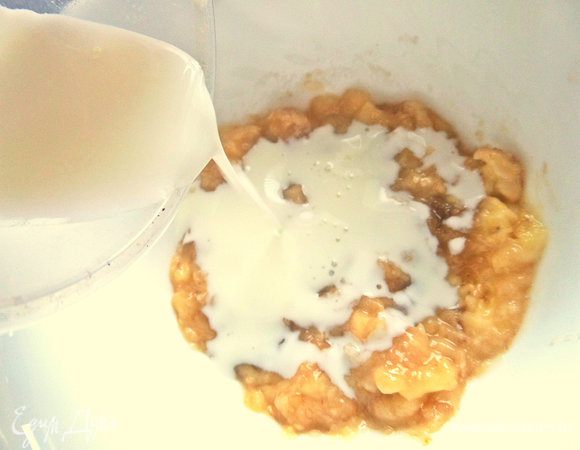 Влить охлажденный кефир.