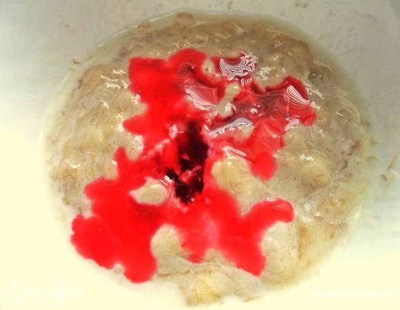 Какого цвета сироп, такой оттенок и будет у десерта.