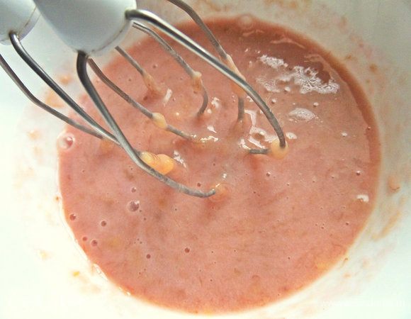 Взбить миксером. Поставить на час в морозилку.