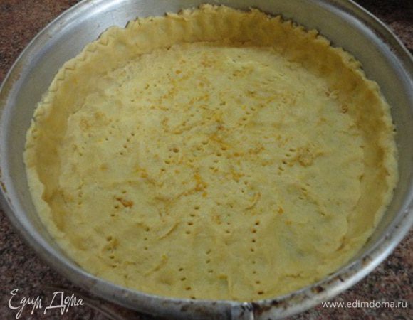 Дно разъемной формы (23 см) застелить пекарской бумагой. У меня не получилось раскатывать тесто. Возможно, надо было взять меньше масла. Но тесто послушно распределилось руками. Я вначале укладываю бортики 4 см высотой, а остатки теста распределяю по дну. Накалываем вилкой, чтобы корж не поднялся во время выпечки. Форму с тестом отправляем в холодильник на время готовки начинки.