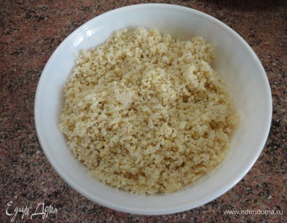 Очищенный от кожицы миндаль измельчаем. Сейчас я понимаю, что надо было сделать его еще мельче.