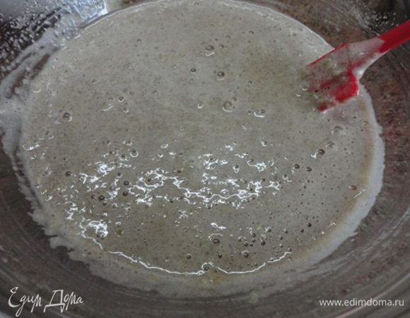 Яйца взбиваем с сахаром до его растворения и превращения смеси в пышную массу. В оригинале сахара должно быть столько же, сколько и миндаля. Но мне и 200 г показалось многовато. Добавляем корицу, алкоголь (я решила, что лимончелло будет хорошо перекликаться с цедрой в тесте) и орехи.