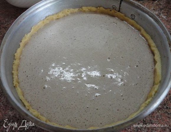 Выкладываем начинку в форму с тестом и выпекаем 35-40 минут при температуре 180°С.