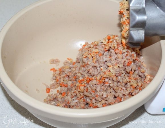 Перемалываем рыбу на мясорубке. Второй раз пропускаем мясо с морковью, рисом и луком.
Добавляем соль и перец, кедровое масло по вкусу.
