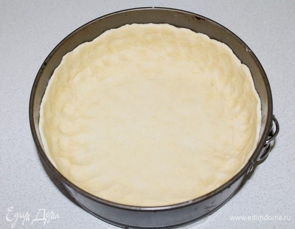 Для теста смешать сметану, соль, масло и 1 ст. муки. Тесто получается мягким и податливым, при необходимости можно добавить немного муки.

Выложить дно и бока разъемной формы диаметром 22 см.


