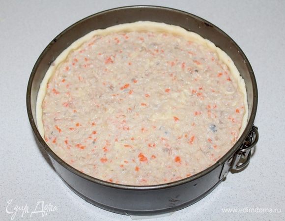 Выливаем начинку.