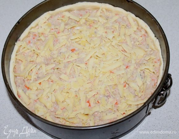 Сверху посыпаем оставшимся сыром.
