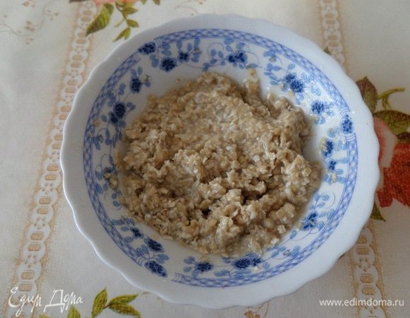 Овсяные отруби заливаем яблочным соком (с мякотью). Оставляем на 2-3 минуты.