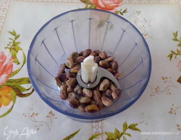 Очищенные фисташки выкладываем в чашу блендера.