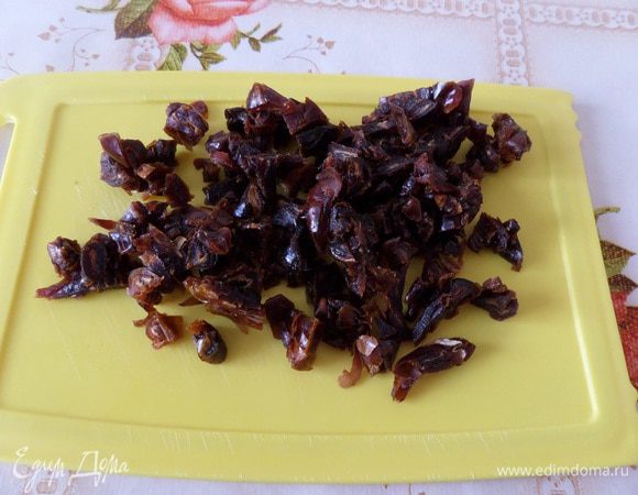 Нарезаем финики.