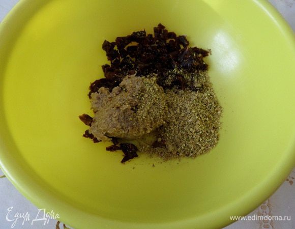 Выкладываем в чашку измельченные фисташки, овсяные отруби и нарезанные финики.