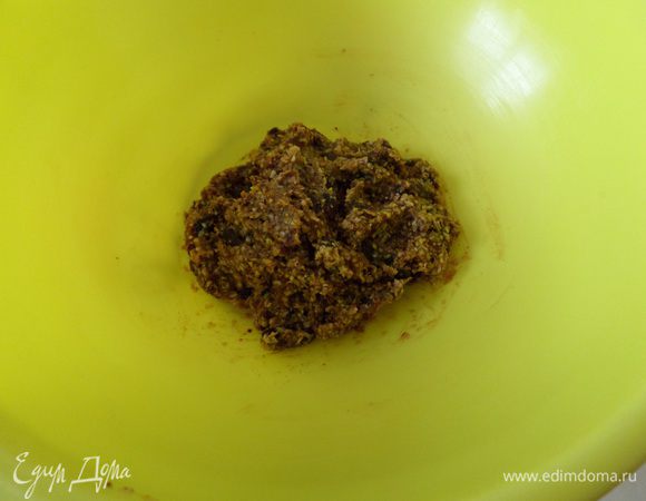 Надеваем перчатки и перемешиваем массу руками.