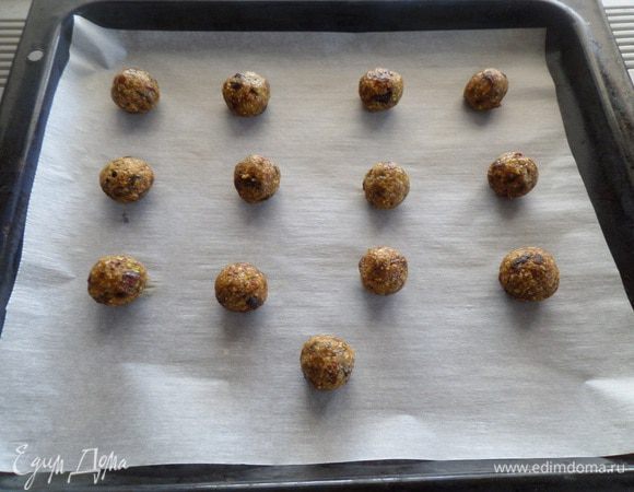 Формируем небольшие шарики и выкладываем на противень.