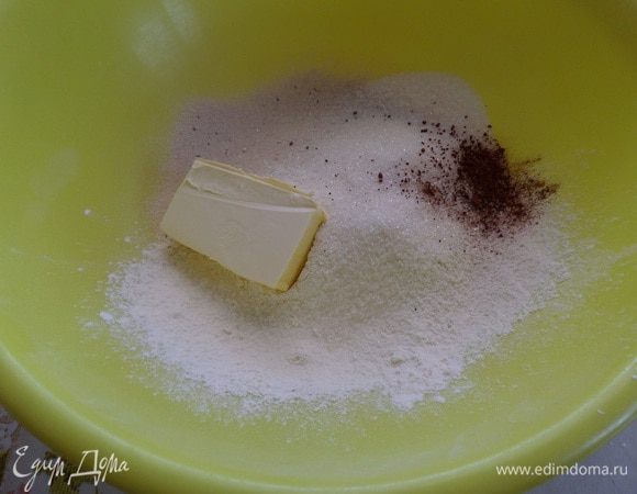 В чашку просеиваем оба вида муки. Добавляем сахар, разрыхлитель, корицу (по вкусу) и сливочное масло.