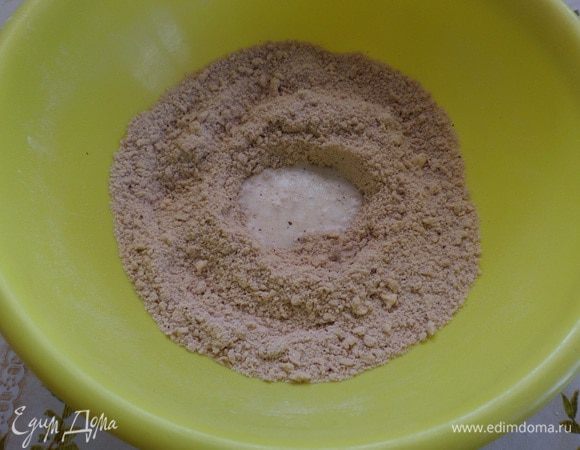 Добавляем молоко. Перемешиваем.