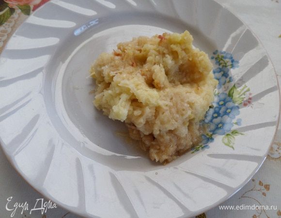 Яблоко натираем на терке.