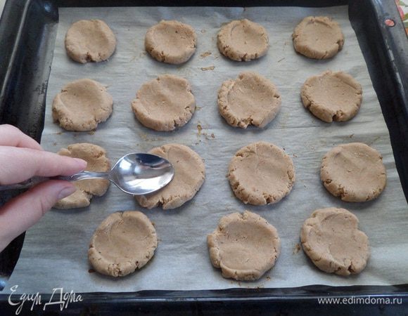 Тесто делим на кусочки. Придаем форму шариков. Выкладываем на противень и слегка прижимаем ложкой.