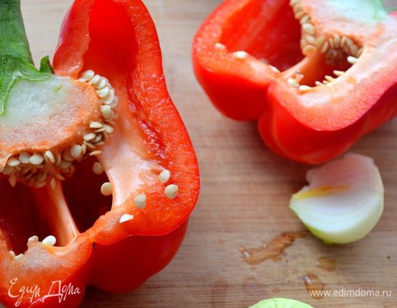 Лук мелко нарезаем, перец режем небольшими кусочками.