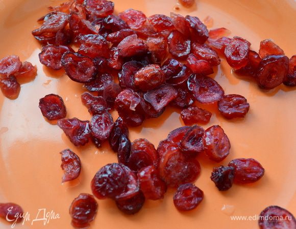 Клюкву заливаем кипятком на пару минут, промываем, обсушиваем.