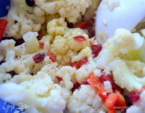 Смешиваем капусту, перец, лук, клюкву, орехи, оливковое масло, лимонный сок, кладем соль и перец по вкусу.