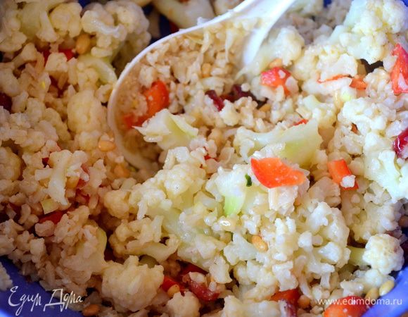 Добавляем теплый рис и перемешиваем салат.