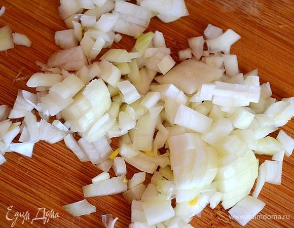 И кубиками лук. Слегка притушиваем овощи под крышкой с 1 ложкой масла. 