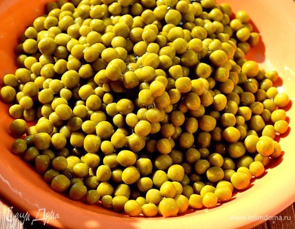 Можно использовать консервированный горошек или отварить замороженный.