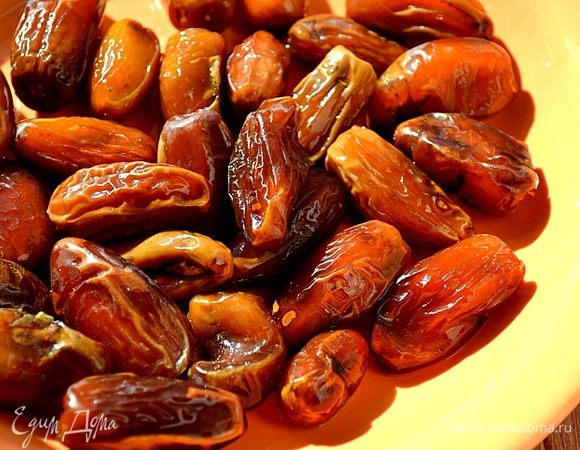 Моем, очищаем от косточек финики, режем их соломкой.