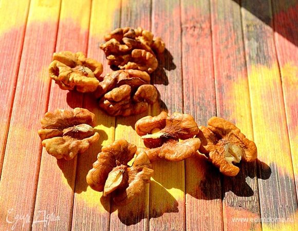 Измельчаем грецкие орехи. 